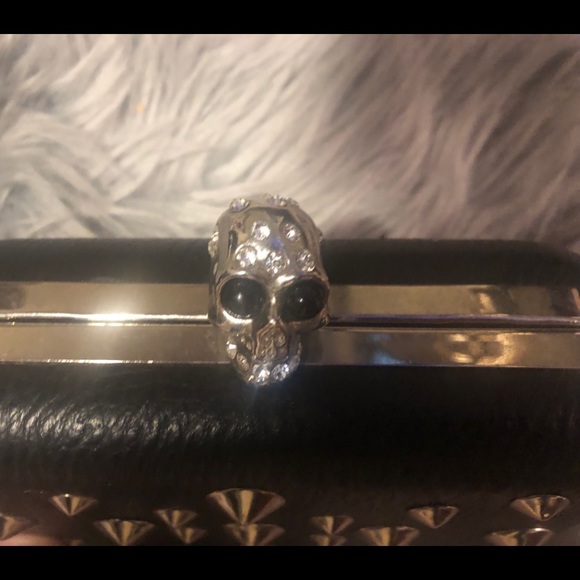 💕☠️👛🆕skull metal studded “brass knuckle” clutch - Picture 2 of 2